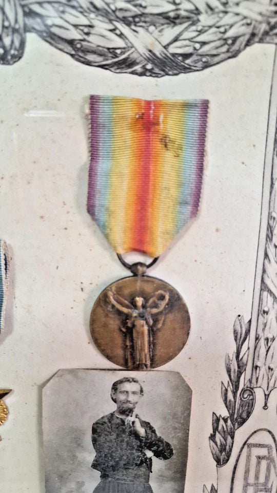 Cadre de René Leclerc du 8e Zouaves de Marche avec ses médailles